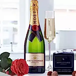 Preserved Rose, Moët & 12 Mixed Truffles
